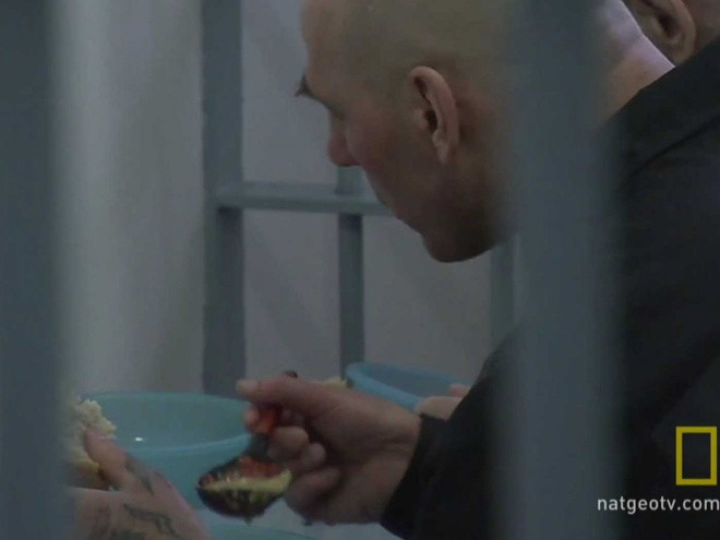 Các tù nhân ăn ngay trong phòng giam.