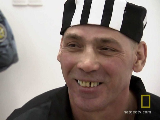 Nikolayev đã giết một người đàn ông rồi kéo ông ta vào phòng tắm và băm xác chết.