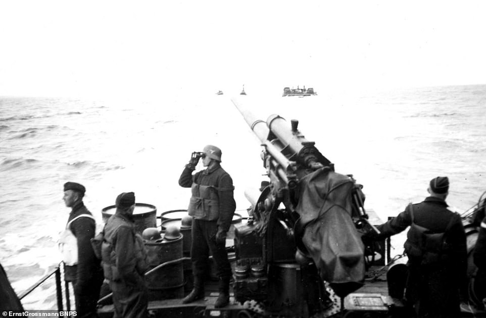 Thủy thủ đoàn trên tàu của hải quân Đức luyện tập chiến đấu trên biển với những vũ khí hạng nặng.