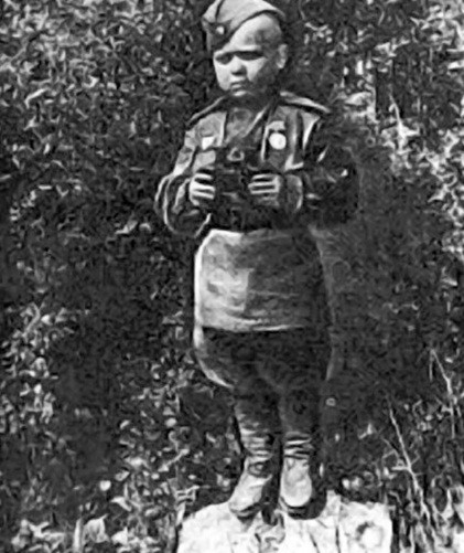 Nhờ vậy, Aleshkov được đưa đến hầm trú ẩn của đơn vị và chăm sóc cẩn thận. Biết hoàn cảnh đáng thương của cậu bé, Trung đoàn súng trường cận vệ 142 quyết định giữ em lại. Về sau, chỉ huy trung đoàn Mikhail Vorobyov nhận nuôi Aleshkov.