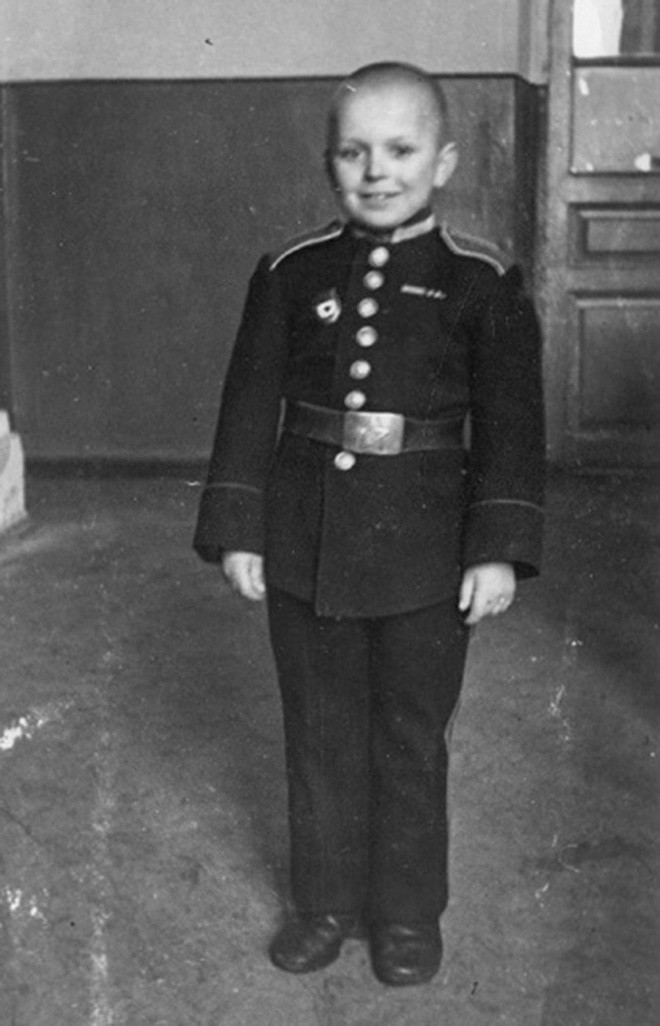 Không những vậy, vào một hôm, Aleshkov phát hiện quân Đức quốc xã giấu những khẩu pháo trong một đống cỏ khô. Cậu bé nhanh chóng báo cho cấp trên để vô hiệu hóa số vũ khí của kẻ thù. Đây được xem là một trong những chiến công lớn của Aleshkov.