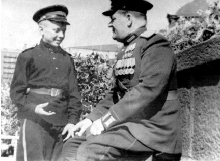 Mỗi ngày, Aleshkov đều đến sở chỉ huy báo cáo và sẵn sàng làm nhiệm vụ. Do chỉ mới 6 tuổi nên Aleshkov làm công việc giao báo và thư cho các đơn vị cũng như đến trụ sở để xin chỉ thị. Khi các binh sĩ trong đơn vị tham gia trận chiến, cậu bé Aleshkov dũng cảm làm công việc mang nước, băng đạn và lựu đạn cho mọi người.