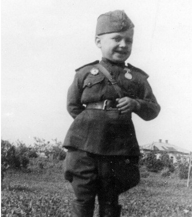 Điều này xuất phát từ việc quân Đức quốc xã bất ngờ tấn công làng Gryn vì ngôi làng mà Aleshkov sinh sống trở thành căn cứ kháng chiến của quân đội Liên Xô. Quân lính phát xít Đức giết hại nhiều dân làng, bao gồm mẹ và anh trai của Aleshkov. Cha của Aleshkov mất trước đó không lâu.