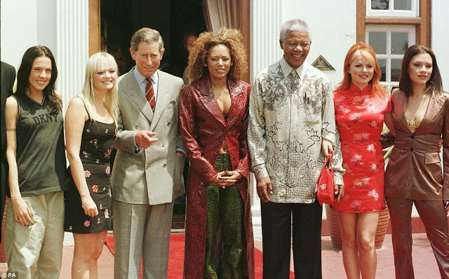 Thái tử Charles của Anh và ông Mandela chụp ảnh cùng với các thành viên của nhóm Spice Girls năm 1997.