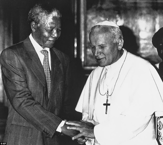 Giáo hoàng John Paul II bắt tay Tổng thống Mandela khi ông có chuyến thăm Vatican ngày 15/6/1990.