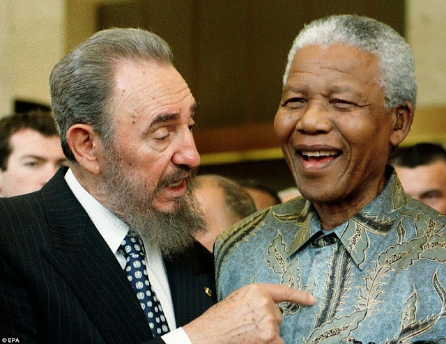 Ông Mandela trò chuyện vui vẻ với nhà lãnh đạo Cuba Fidel Castro năm 1998.