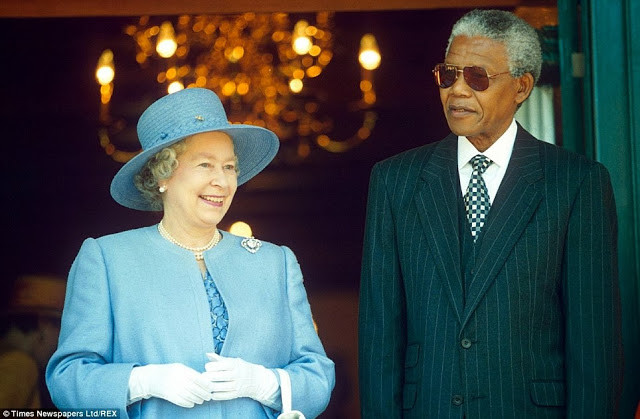 Ông Mandela có cuộc gặp gỡ và trò chuyện với Nữ hoàng Anh Elizabeth II khi bà có chuyến thăm Nam Phi năm 1995.