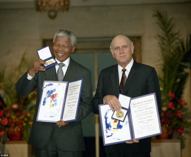 Ông Mandela nhận giải Nobel hòa bình năm 1993. Bên cạnh ông là Tổng thống Nam Phi Frederik de Klerk. Hai chính trị gia này đều thắng giải Nobel hòa bình.