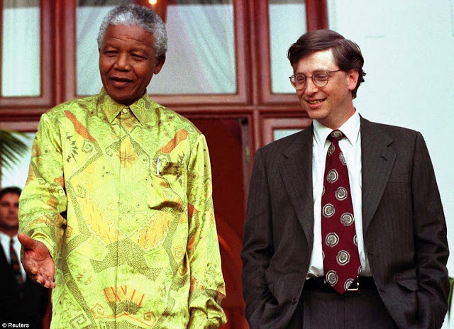 Ông Mandela có cuộc trò chuyện vui vẻ với tỷ phú Microsoft Bill Gates tại Cape Town, Nam Phi ngày 11/3/1997.