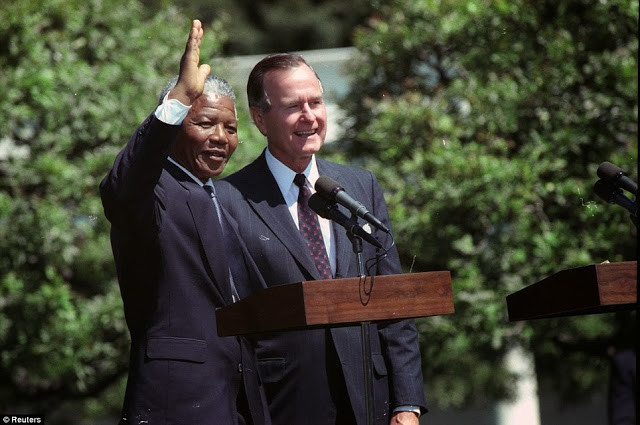 Tổng thống Nam Phi Nelson Mandela gặp Tổng thống Mỹ George Bush tại Nhà Trắng ngày 25/6/1990.