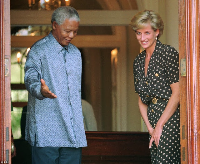 Công nương Diana có buổi gặp và trò chuyện với ông Mandela khi tới Cape Town ngày 17/3/1997.