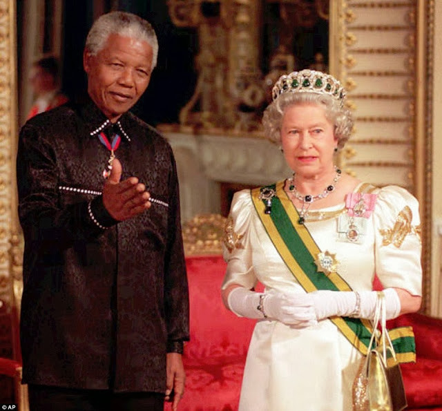 Vào ngày 9/7/1996, ông Mandela có chuyến thăm tới cung điện Buckingham ở London, Anh và gặp mặt Nữ hoàng Elizabeth II.