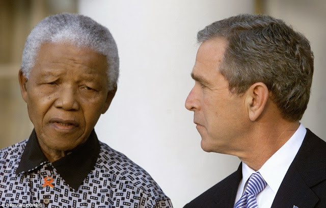 Tổng thống Mỹ George W. Bush có cuộc gặp với ông Mandela tại Nhà Trắng ngày 12/11/2001.