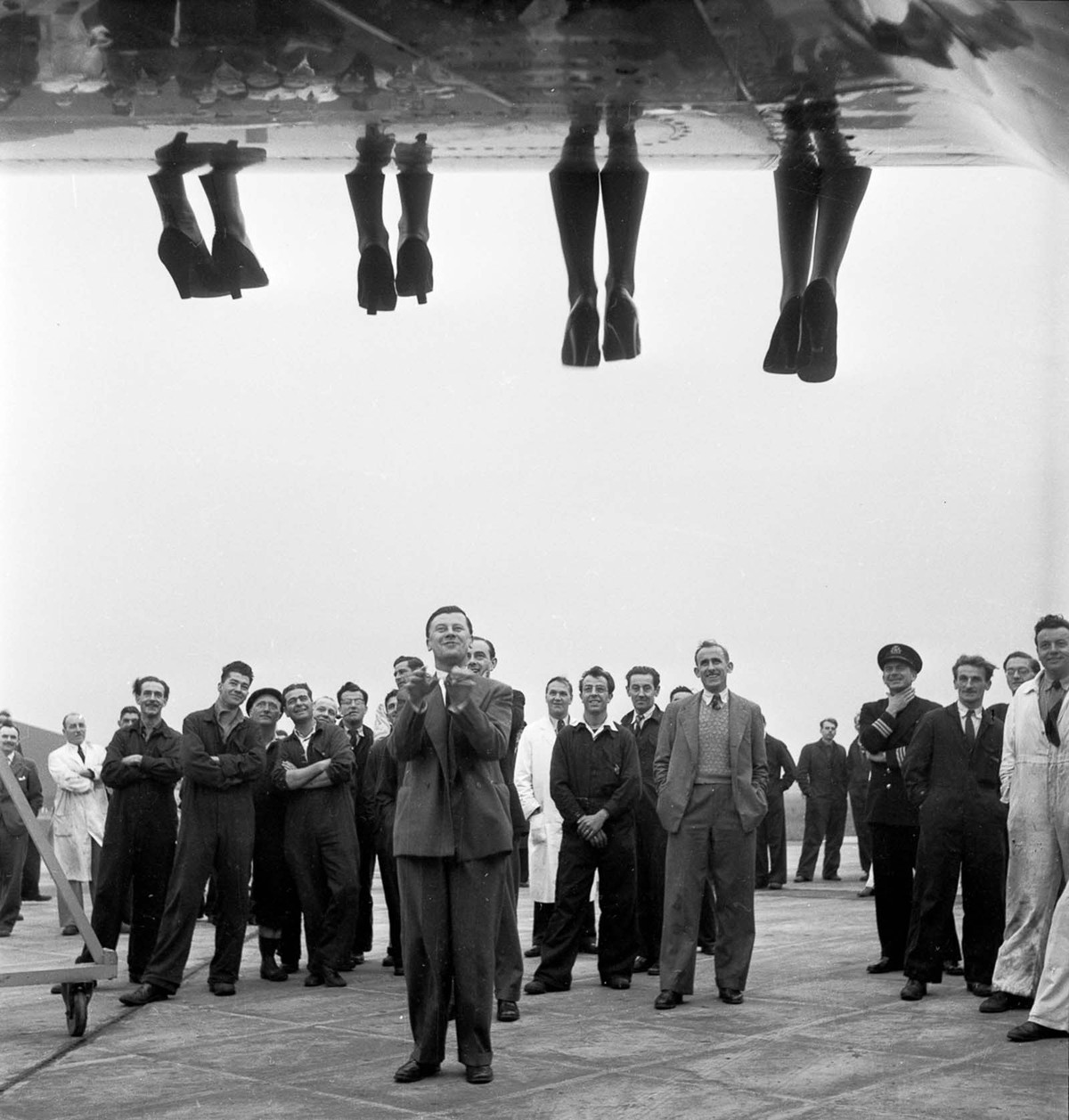 Những thí sinh khoe mắt cá chân của bản thân khi ngồi trên cánh một chiếc máy bay năm 1953.