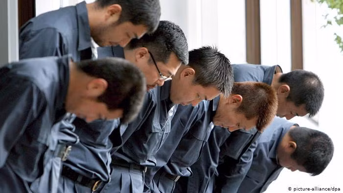 Sau thế chiến 2, những thành viên Yakuza sử dụng những vũ khí hiện đại thay thế cho những thanh kiếm truyền thống. Vì thế, vấn đề bạo lực do các Yakuza gây ra càng nghiêm trọng hơn.