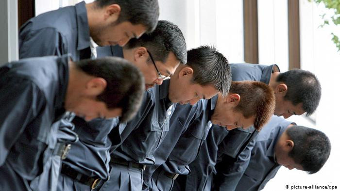 Sau thế chiến 2, những thành viên Yakuza sử dụng những vũ khí hiện đại thay thế cho những thanh kiếm truyền thống. Vì thế, vấn đề bạo lực do các Yakuza gây ra càng nghiêm trọng hơn.