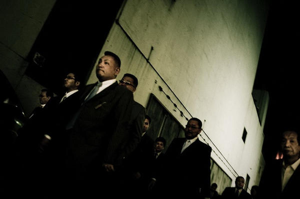 Theo một quan điểm, Yakuza là hậu duệ của các Kabuki-mono (những kẻ điên cuồng) sống ở Nhật Bản thế kỷ 17. Kabuki-mono là những samurai có tính cách lập dị, thường đeo những thanh kiếm dài bên sườn.