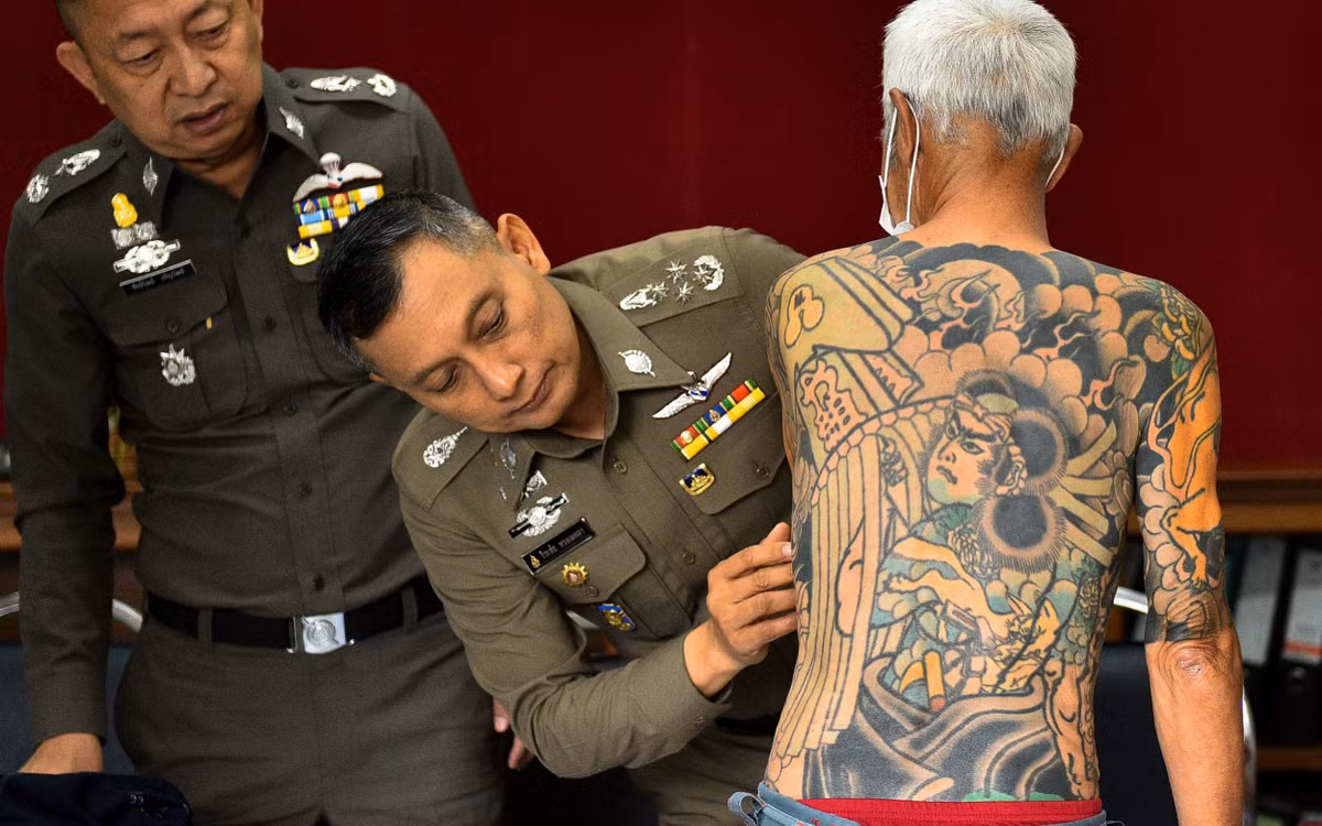 Yakuza được chia thành 3 nhóm chính: Tekiya (những người bán hàng rong trên phố), Bakuto (những con bạc) và Guirentai (lưu manh).