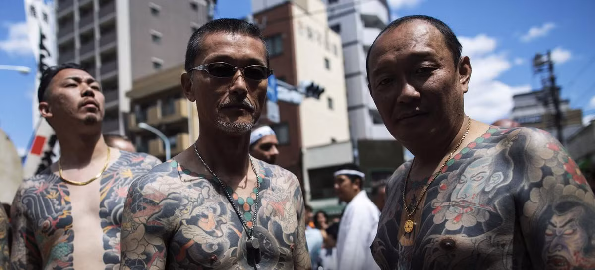 Thế nhưng, nhiều thành viên Yakuza ngày nay bác bỏ quan điểm trên. Họ cho hay bản thân là hậu duệ của Machi-yokko - những người đứng lên bảo vệ các ngôi làng khỏi sự đe dọa của các Hatamoyo-Yakko.