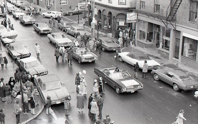 Không khí Giáng sinh tràn ngập khắp các con phố. Nhiều gia đình cùng nhau xuống phố vui chơi và mua sắm.