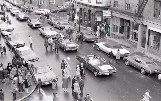 Không khí Giáng sinh tràn ngập khắp các con phố. Nhiều gia đình cùng nhau xuống phố vui chơi và mua sắm.