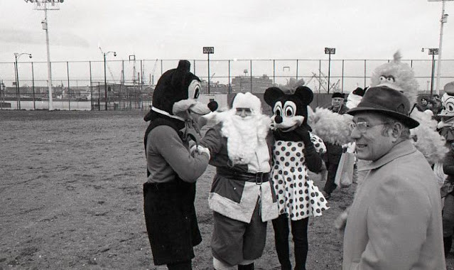 Ngoài ông già Noel, Giáng sinh năm 1974 tại North End còn có một số nhân vật hóa trang thành chuột Mickey, chuột Minnie... khiến sự kiện này càng trở nên náo nhiệt hơn.