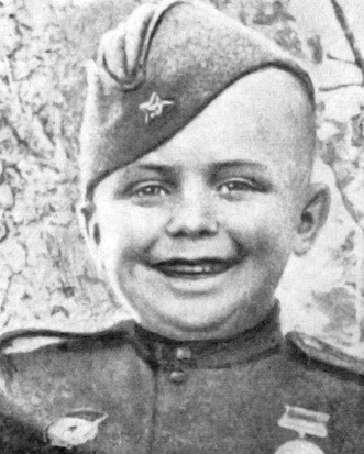 Aleshkov thoát khỏi lưỡi hái tử thần của phát xít Đức nhờ được một người hàng xóm cứu. Sau khi được cứu, cậu bé chạy vào rừng. Cậu chạy mãi cho tới khi kiệt sức vì đói khát. May mắn Aleshkov được một nhóm trinh sát của Trung đoàn súng trường cận vệ 142 phát hiện.