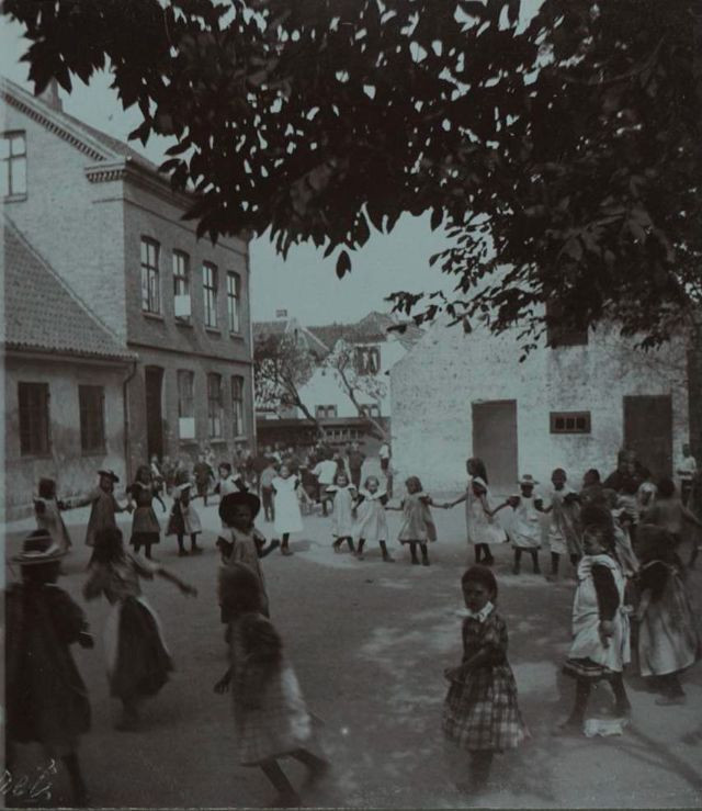 Sinh năm 1866, Peter Elfelt là nhiếp ảnh gia, đạo diễn phim nổi tiếng người Đan Mạch. Ông là một trong những người tiên phong trong việc sản xuất phim ảnh khi bắt đầu làm phim tài liệu từ năm 1897. Ngoài làm phim, ông Elfelt say mê việc chụp ảnh và chụp được nhiều bức ảnh thú vị về cuộc sống của người dân ở Copenhagen, Đan Mạch cuối thế kỷ 19, đầu thế kỷ 20.