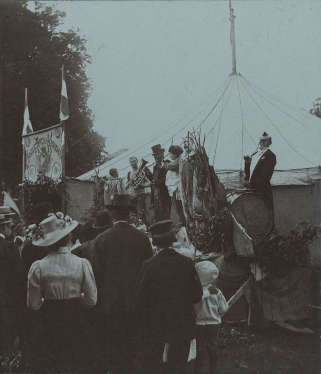 Nhiều người dân chăm chú theo dõi một buổi diễn âm nhạc tổ chức trên đường phố.