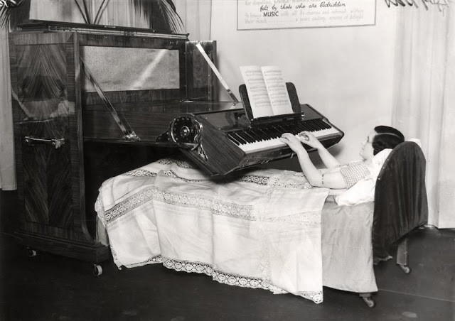 Đây là thiết kế piano đặc biệt dành cho những người bị liệt phải nằm trên giường. Nhờ phát minh này, họ có thể chơi piano ở Anh năm 1935.