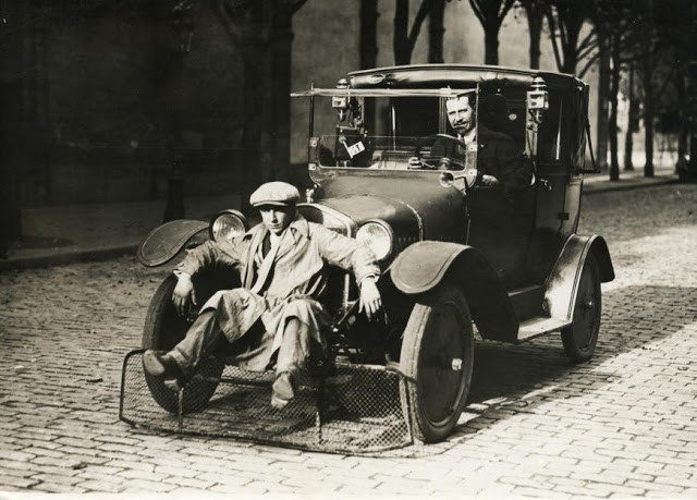 Vào năm 1924, người ta sáng chế ra thiết bị an toàn gắn phía trước ô tô để giảm thiểu thương vong cho người đi bộ ở Paris, Pháp năm 1924.