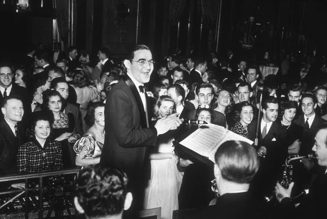 Nhạc sĩ jazz người Mỹ và ban nhạc Benny Goodman có buổi biểu diễn trong đêm Giao thừa tại Waldorf Astoria, New York, Mỹ năm 1938. Nhiều người dân tới xem buổi biểu diễn này.