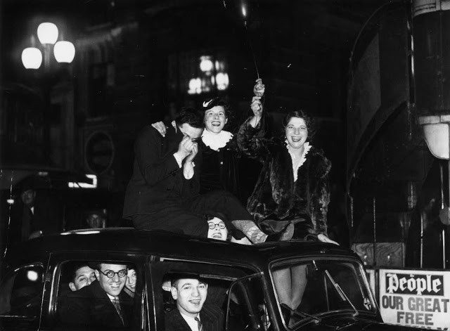 Một nhóm thanh niên đón Giao thừa trên một chiếc ô tô ở London, năm 1936. Họ cùng nhau trò chuyện, ca hát và cười nói vui vẻ khi đón chào năm mới.
