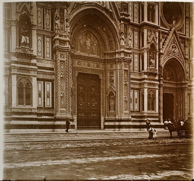 Người dân đến làm lễ ở nhà thờ Florence.