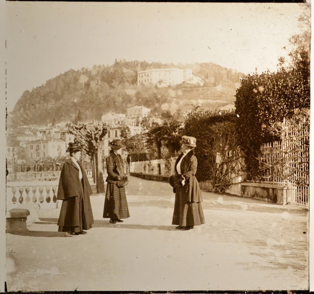 Một nhóm phụ nữ đứng trò truyện ở gần hồ Como.