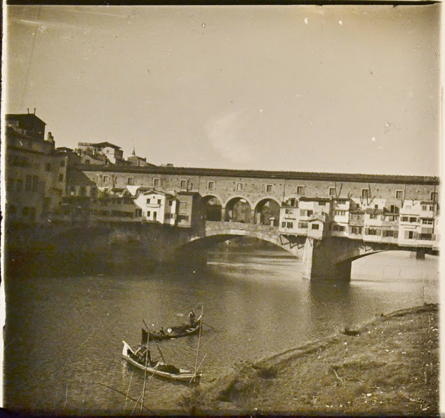 Khung cảnh thơ mộng tại cây cầu cổ ở Ponte Vecchio, Florence.