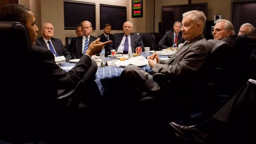 Tuy nhiên, vào năm 2012, Tổng thống Mỹ khi ấy là ông Obama ký thành luật bãi bỏ giới hạn cựu Tổng thống được mật vụ bảo vệ 10 năm. Thay vào đó, lực lượng mật vụ Mỹ sẽ bảo vệ trọn đời đối với mọi cựu Tổng thống, cựu đệ nhất phu nhân/phu quân và con cái dưới 16 tuổi.