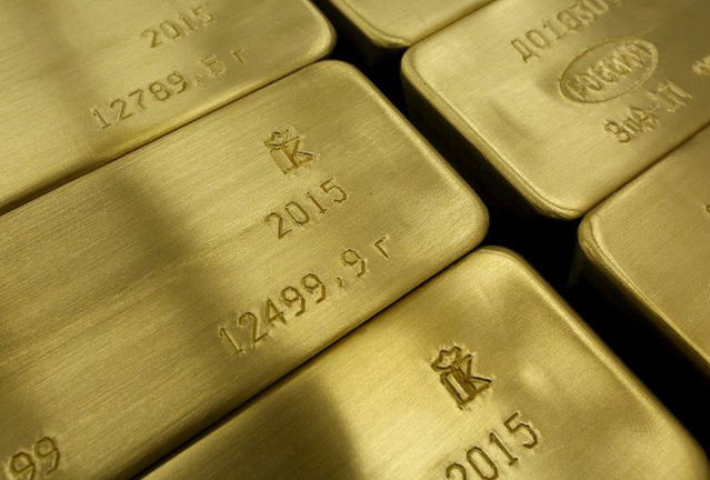 Những thỏi vàng "4 số 9" cùng thông tin về ngày hoàn thành sản phẩm được khắc trên bề mặt. Các sàn giao dịch vàng trên thế giới như Hiệp hội Thị trường vàng (LBMA, Anh), Trung tâm hàng hóa Dubai (Các Tiểu vương quốc Arab thống nhất) đánh giá chất lượng vàng xuất xưởng từ nhà máy Krastsvetmet rất cao.