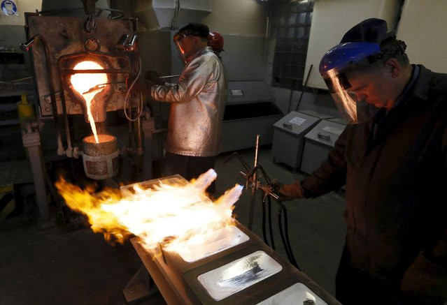 Công nhân xử lý những thỏi bạc có độ tinh khiết 99,99% tại nhà máy Krastsvetmet. Ngoài vàng, cơ sở này còn tinh luyện những kim loại quý như bạc và platinum.