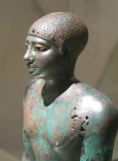 Là con trai của pharaoh Pepi I, Pepi II trở thành người đàn ông nguyền lực nhất đất nước khi còn nhỏ tuổi. Vì vậy, trong giai đoạn đầu lên ngôi, mẹ của Pepi II trở thành người nhiếp chính. Bà giúp con trai xử lý triều chính trong những năm đầu tiên.