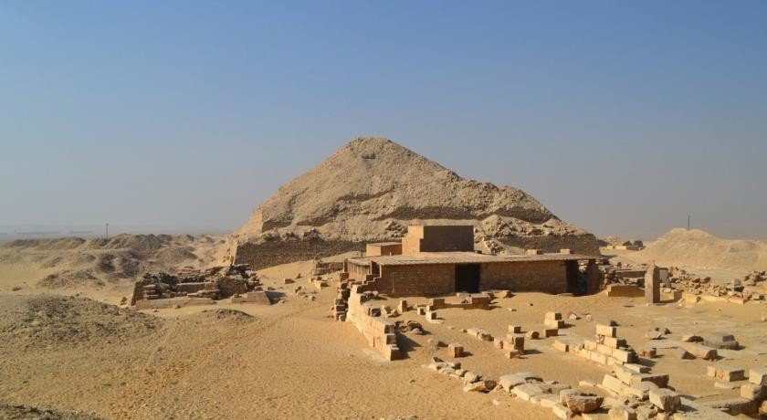 Trong số này, nổi tiếng là việc pharaoh Pepi II cho xây dựng khu phức hợp kim tự tháp tại Saqqara, phía tây bắc Memphis. Kim tự tháp của Pepi II nằm gần công trình của người cha.