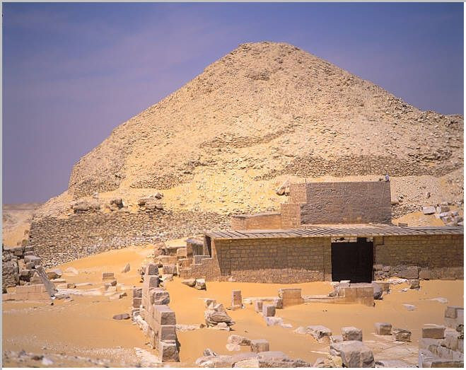 Trong khi kim tự tháp chính được chọn làm nơi an nghỉ của ông hoàng này thì kim tự tháp vệ tinh là nơi mai táng những người vợ của Pepi II.