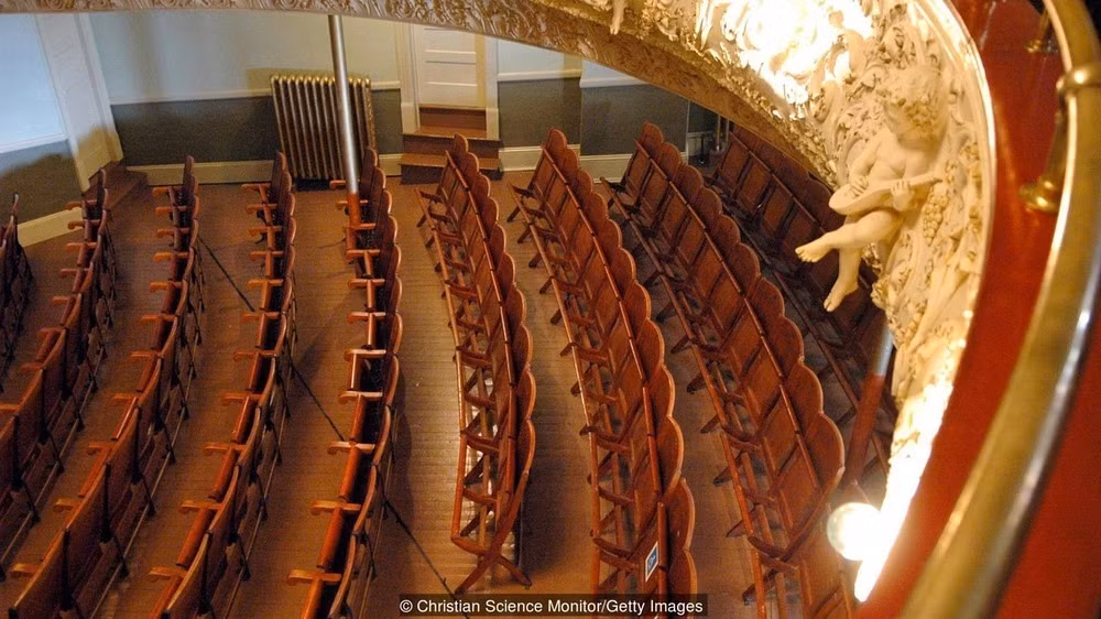 Điều đặc biệt này cũng xảy ra tương tự ở nhà hát Opera Haskell trên tầng 2. Phần lớn ghế ngồi xem nhạc kịch nằm ở bên lãnh thổ của Mỹ. Trong khi đó, sân khấu biểu diễn nằm ở bên Canada. Từ đây, nhiều người gọi Opera Haskell là nhà hát opera duy nhất ở Mỹ không có sân khấu.