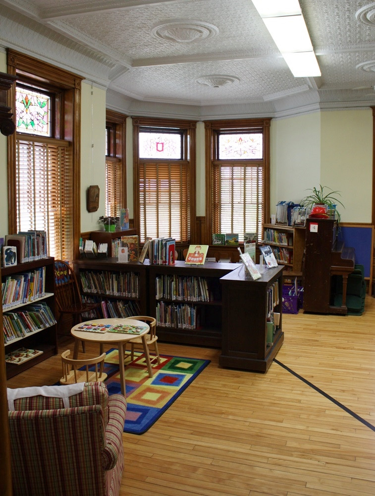 Tòa nhà nằm trên lãnh thổ 2 nước là món quà vợ chồng Haskell tặng cho người dân Mỹ và Canada. Họ cố ý xây dựng giữa biên giới 2 nước để người dân Mỹ và Canada đều có thể ra vào khi đến tòa nhà này.