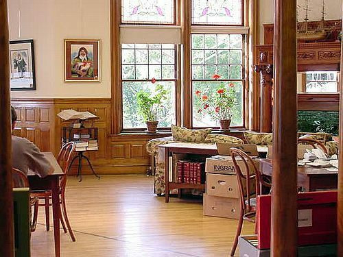 Do lối vào chính của thư viện nằm ở phía Mỹ và hầu hết sách lại nằm ở bên lãnh thổ Canada nên Haskell được biết đến là thư viện duy nhất ở Mỹ không có sách.