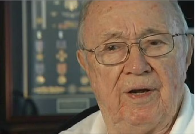 Trong số các thành viên phi hành đoàn Enola Gay có Van Kirk. Ông là hoa tiêu dẫn đường trên máy bay Enola Gay thả quả bom nguyên tử xuống thành phố Hiroshima. Sau sự kiện này, không ít người dân thế giới lên án việc Mỹ sử dụng bom nguyên tử khiến hàng chục ngàn người thương vong. Tuy nhiên, ông Van Kirk chia sẻ rằng không hề cảm thấy hối tiếc về nhiệm vụ đã thực hiện cũng như vấn đề đạo đức vì hành động của ông góp phần chấm dứt một cuộc chiến tranh đẫm máu.