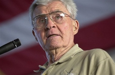 Máy bay Enola Gay do Đại tá Paul Tibbets (trong ảnh) chỉ huy, xuất phát từ North Field, căn cứ không quân trên đảo Tinian ở Tây Thái Bình Dương bay đến Hiroshima. Theo tính toán, chuyến hành trình mất khoảng 6 giờ.