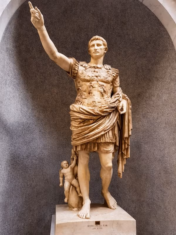 Augustus of Prima Porta ở Rome là một trong những bức tượng cổ nổi tiếng nhất thế giới. Bức tượng tạc hoàng đế đầu tiên của La Mã là Augustus Caesar.