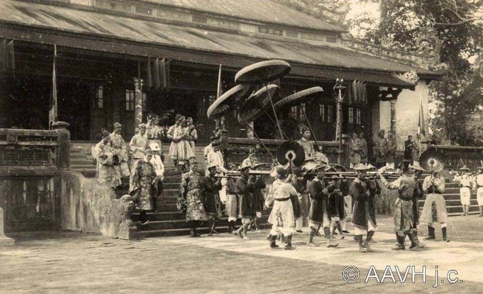 Vua Bảo Đại được rước bằng kiệu trong hôn lễ.