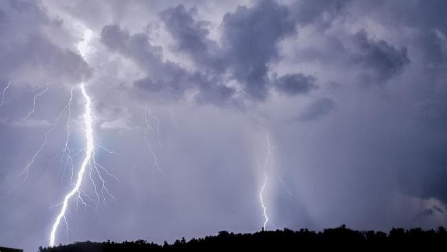 Khi độ ẩm không khí cao, những tia sét có màu đỏ rực, hồng, cam tới tím. Khi độ ẩm không khí thấp, những tia sét có màu trắng.